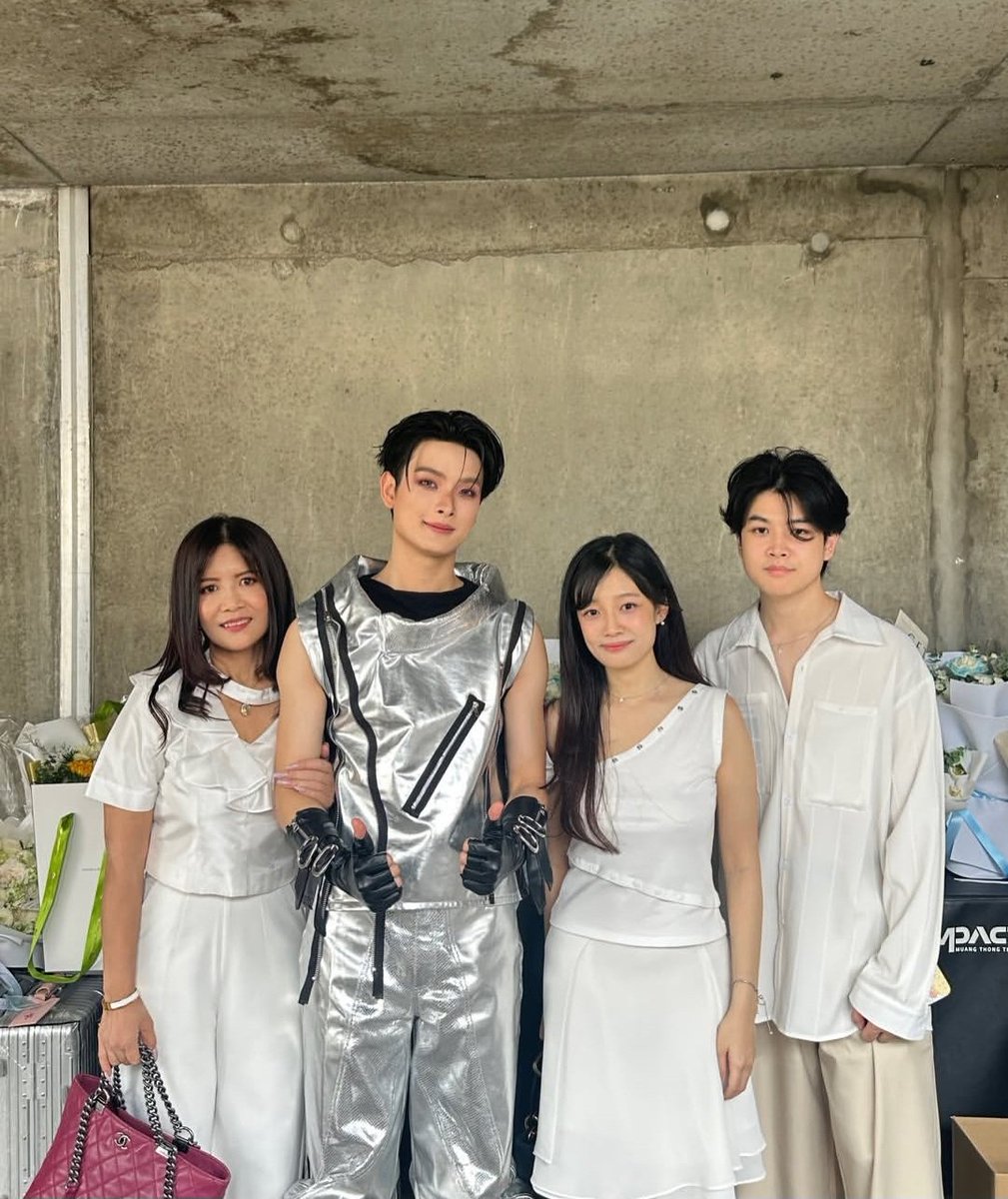 khunpong_03's tweet photo. พี่ขุนใน IG แม่ริน ถ่ายกับครอบครัวน้องบัส อบอุ่นมาก
#KHUNPOL 
#BUSLIGHTASONE 
#BUSBecauseofyouishine https://t.co/fLRFbmIe8r