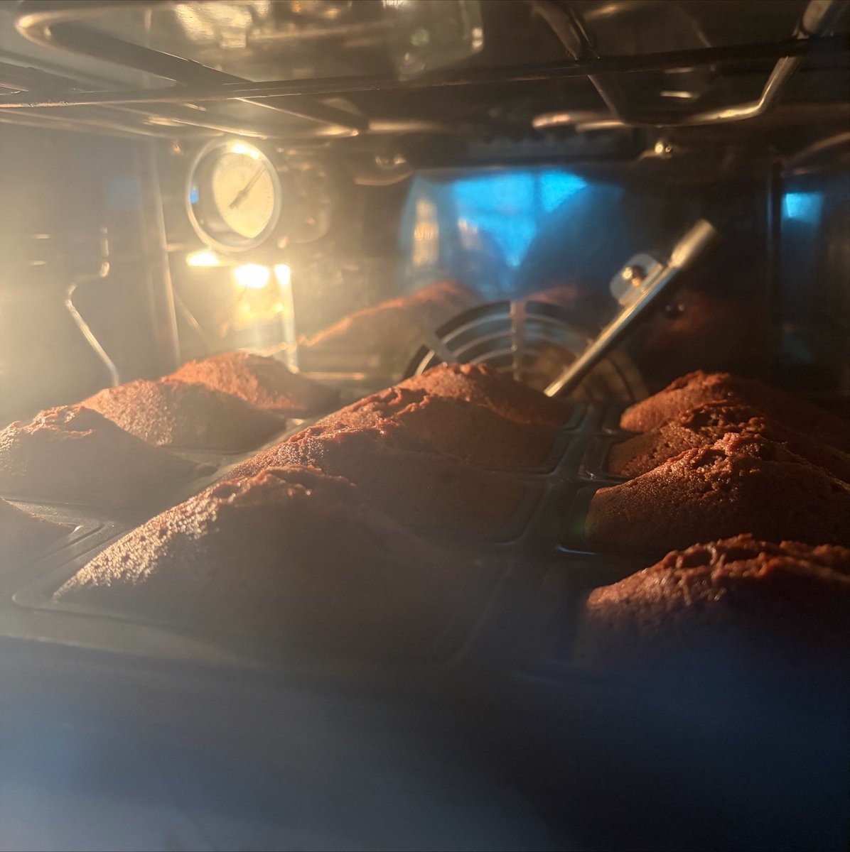 xsulll_'s tweet photo. 원래 초코나무숲맛 휘낭시에도 만들려고 했는데 만들다가 까먹어서 그냥 솔티초코맛만 만들었어요🤍 제가 사랑하는 트친님들한테도 드릴게요 아 하세여☺️🫶🏻 https://t.co/w8F34GewAH
