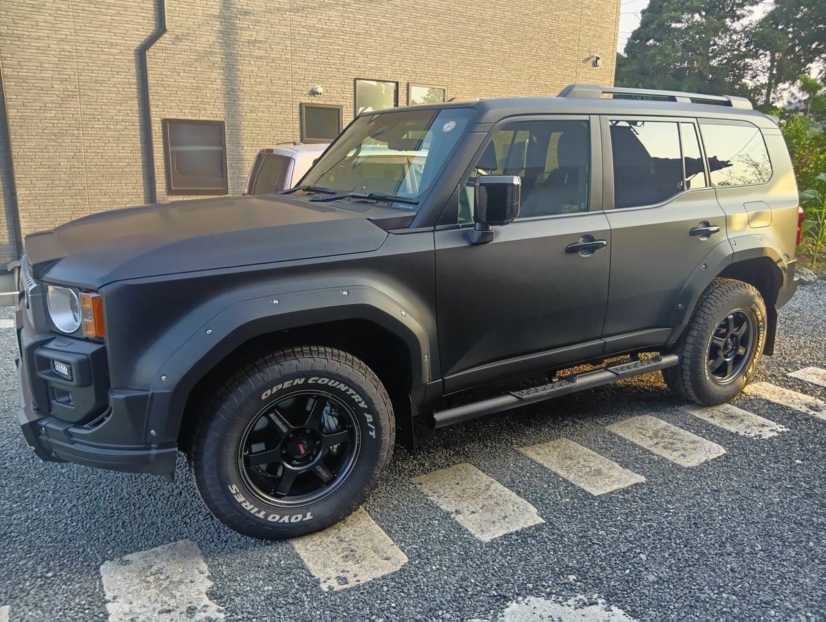 aghades1's tweet photo. 従兄弟がディフェンダー買って
降りるっていうから
即買った！
価格は新車のノーマル本体価格程度

ランクル250

マットブラックのフルラッピングにTE37がキマっている
オプション入れると200万はかかってるのかしら

私はやらないが
ファミリーカーに惜しげもなく
金使える奴はホントに余裕あるやつ https://t.co/ywkzGUxY4i