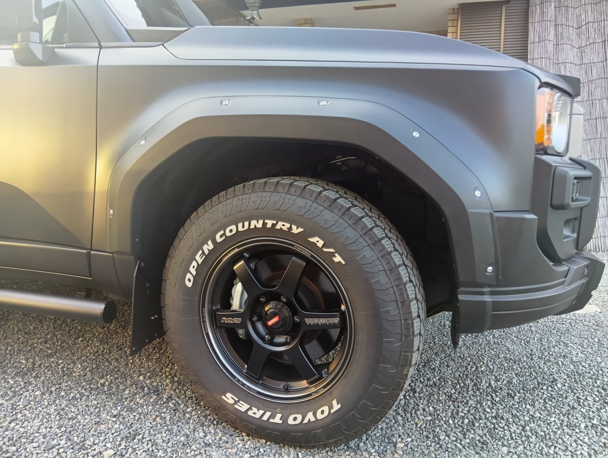 aghades1's tweet photo. 従兄弟がディフェンダー買って
降りるっていうから
即買った！
価格は新車のノーマル本体価格程度

ランクル250

マットブラックのフルラッピングにTE37がキマっている
オプション入れると200万はかかってるのかしら

私はやらないが
ファミリーカーに惜しげもなく
金使える奴はホントに余裕あるやつ https://t.co/ywkzGUxY4i