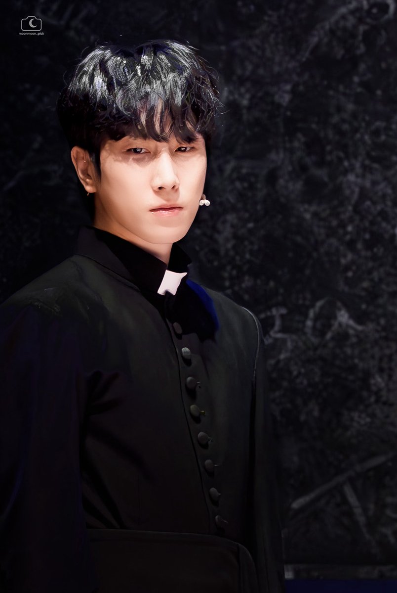 moonmoon_pick's tweet photo. 브라더스까라마조프 스페셜커튼콜
" 무얼 믿는 거야 "

알료샤  이선우배우님

형은 무얼 믿는거야?

#브라더스까라마조프
#대학로최공의가족뮤지컬
#이선우 https://t.co/YwxySoeWRE