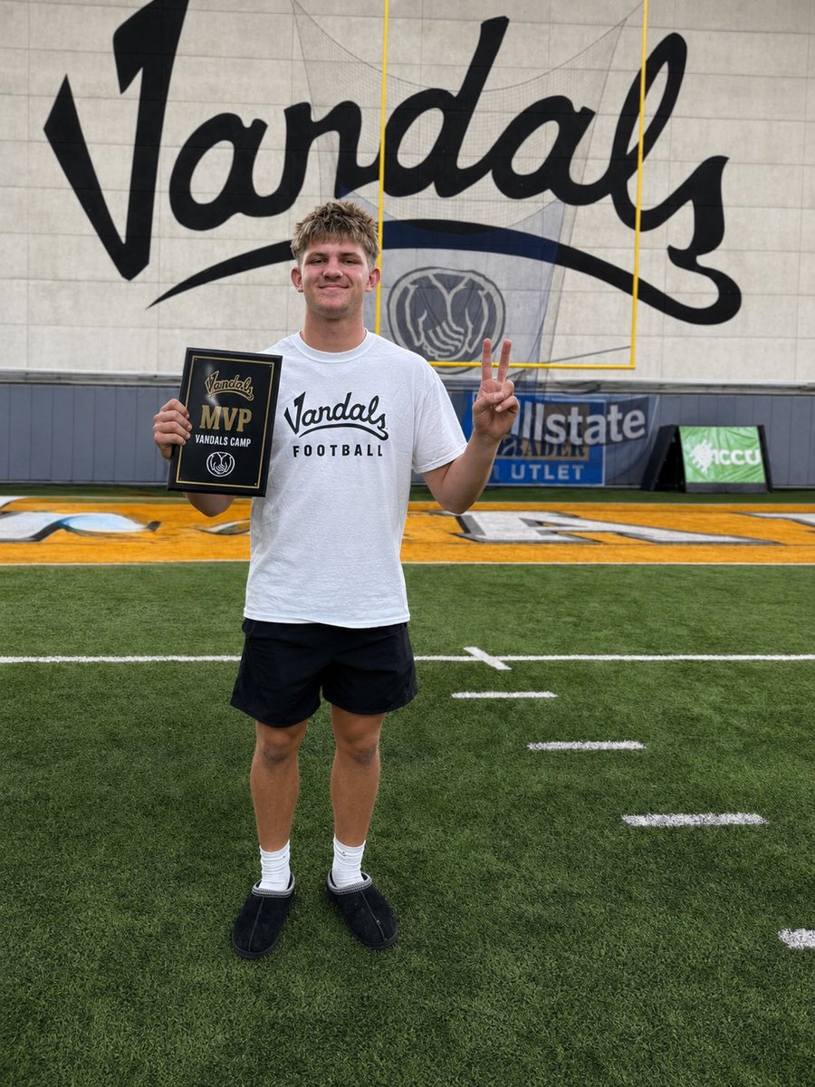 BradyBonnell_7's tweet photo. Idaho Camp MVP! Awesome to get to spend time with @CoachShoeUI @CoachCross2 @CoachLemming Also got a chance to golf on their course @CoachTFord https://t.co/JyfjEdTTgH