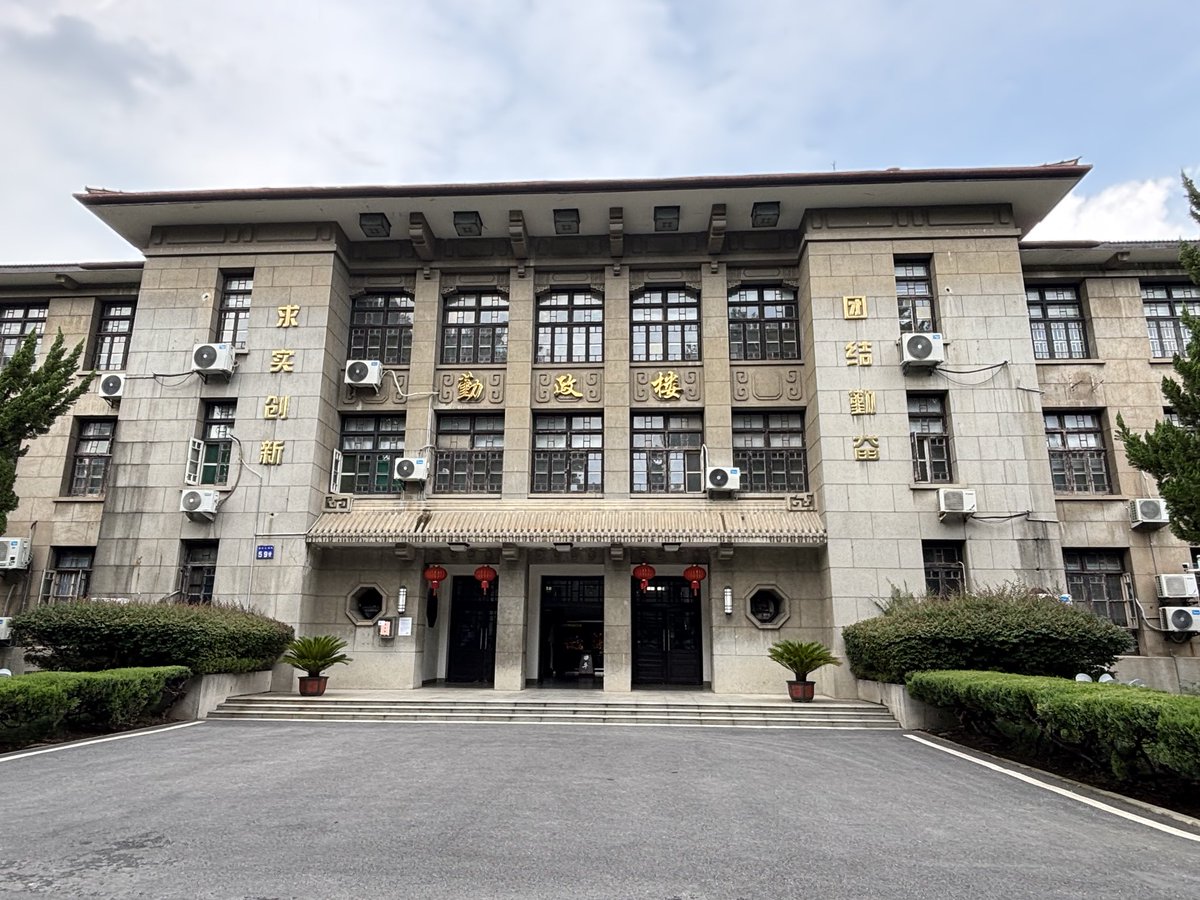 JINPRODUCT's tweet photo. 安徽農業大学の留学を終え帰国しました。

勤学楼
神農像
南門

20250831〜の備忘録を。
#留学 #建築 #安徽農業大学 https://t.co/G8vsjtXM6Q