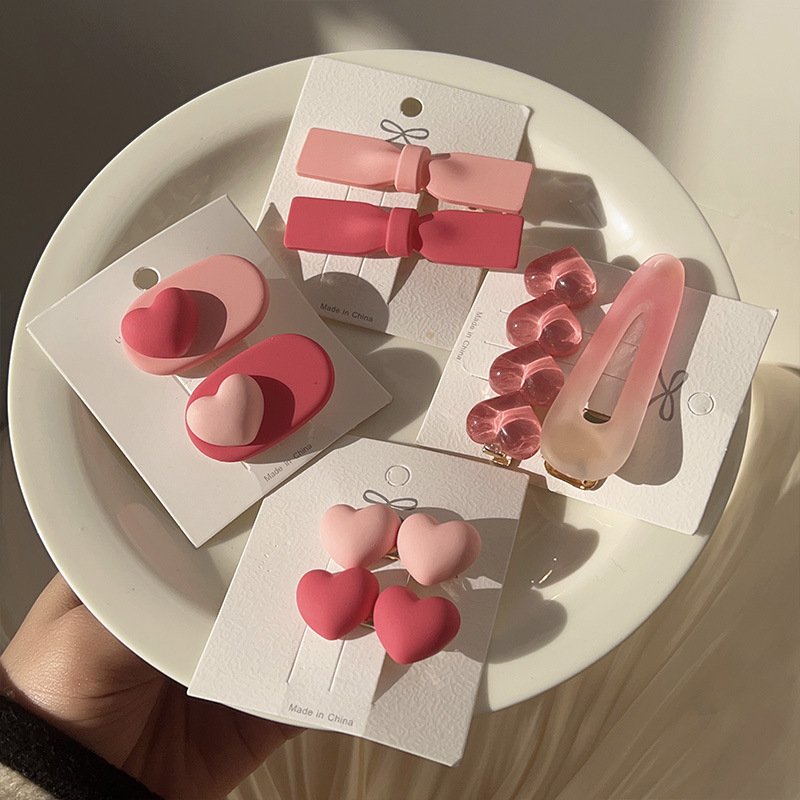 alsacart's tweet photo. pink hair clips emang ga pernah gagal bikin look jadi lebih soft 🥺🎀 modelnya lucu lucu semuaa https://t.co/3lRHEsh2XO