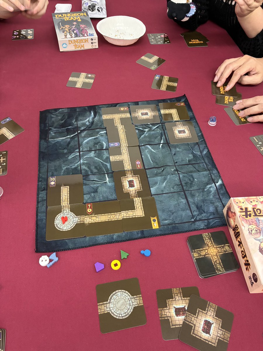 BokuyadoKyoto's tweet photo. 遅くなりましたが、先週の土曜日ゲイセン台湾ボードゲーム会で遊んだゲーム。
靈光乍現
宇宙人アイドルのゲーム(名前覚えてません><)
アートシーブス
ダンジョンパーティ
天地牌
タクタビ
101塊起司
吾王：塔羅之戰
芋頭天堂
同卓の方ありがとうございました！
アートシーブスとダンジョンパーティ樸宿で遊べるので、興味がある方是非遊びにきてください。