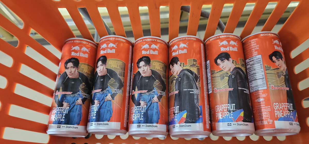 kaekulthip's tweet photo. วันนี้คอมพลีทมาก มาธุระไกลบ้าน ประมาณ 20 กิโล เจอ 7-11 ร้านใหญ่เลยแวะสักหน่อย ดีใจมากได้สีแดง 2 แอค สีฟ้า 1 แอค 

#RedbullxBambam 
#BamBam https://t.co/4IKEUIMpE9