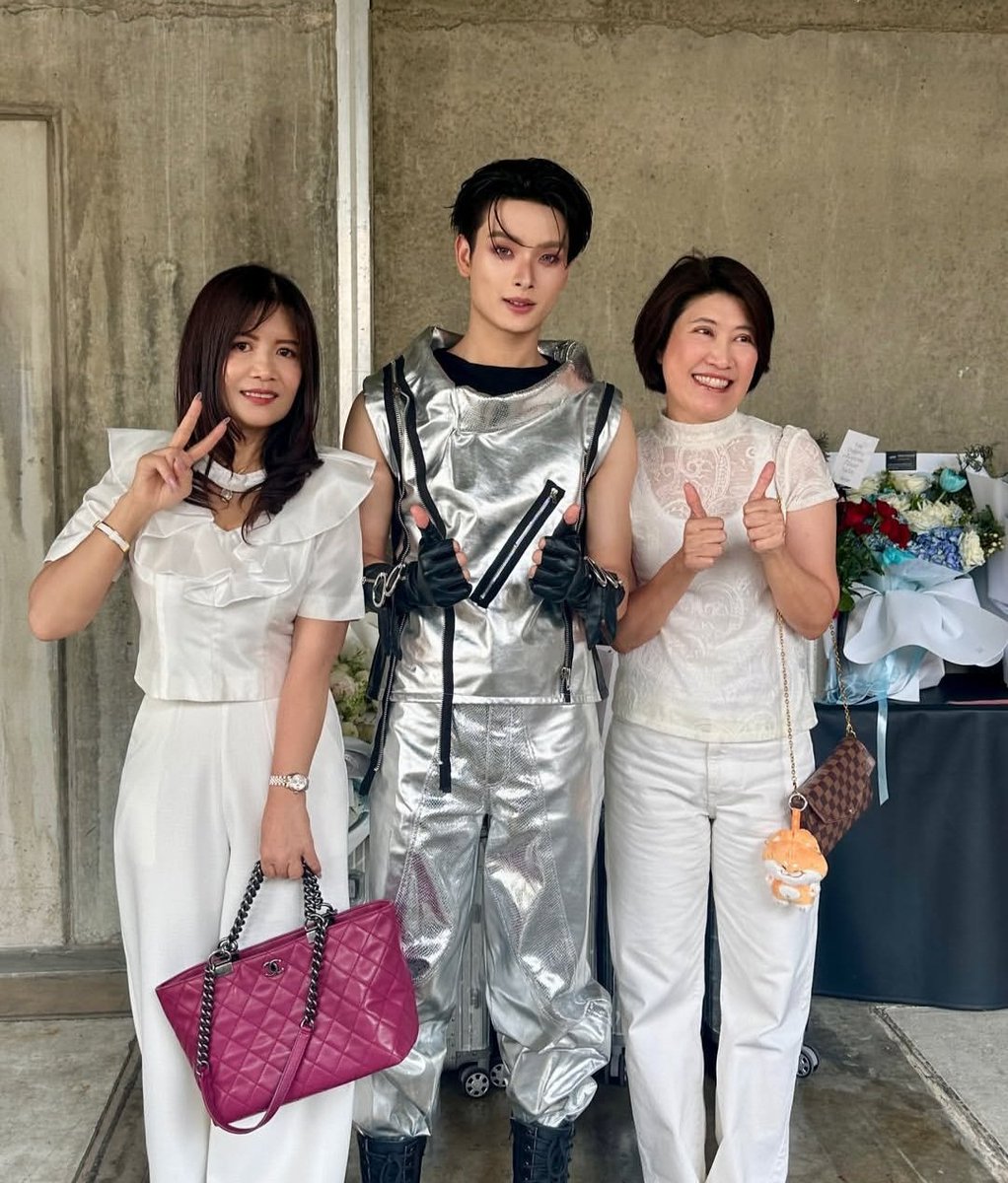 khunpong_03's tweet photo. พี่ขุนใน IG แม่ริน ถ่ายกับครอบครัวน้องบัส อบอุ่นมาก
#KHUNPOL 
#BUSLIGHTASONE 
#BUSBecauseofyouishine https://t.co/fLRFbmIe8r