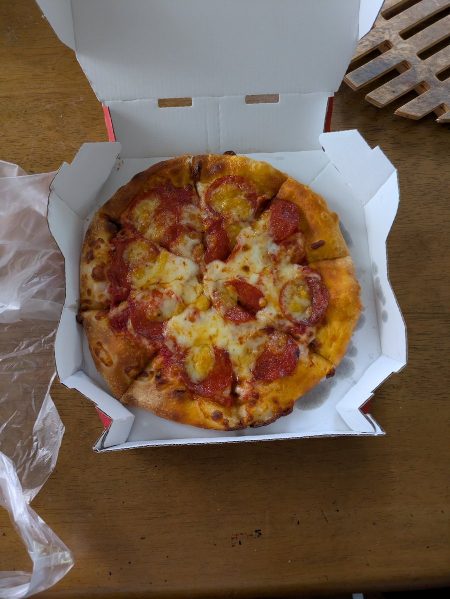 soa3740's tweet photo. ドミノやってなかたったからピザハットにした。人生初ピザハット https://t.co/p1F1lJGtb1