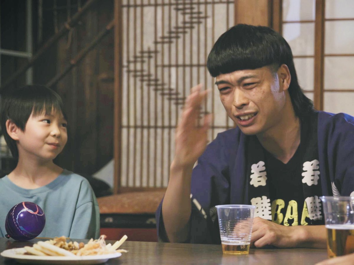 yoru_manzai's tweet photo. 【最終話｜夏祭り】TVer配信中⛩️
▶️https://t.co/eIaE8wO5O5

「真ん中は神様の通り道やから。」

祭り本部で迷子の少年を預かったエースとジケ。神社のお参りの作法を説明するジケだったが、エースにはどうしても納得できないことがあって——。

#バッテリィズ
#ナツノマンザイ https://t.co/weQcf7GZ3U