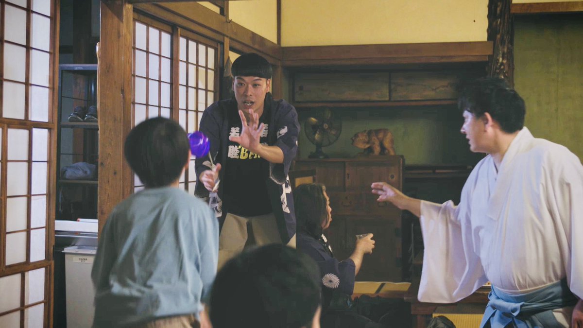yoru_manzai's tweet photo. 【最終話｜夏祭り】TVer配信中⛩️
▶️https://t.co/eIaE8wO5O5

「真ん中は神様の通り道やから。」

祭り本部で迷子の少年を預かったエースとジケ。神社のお参りの作法を説明するジケだったが、エースにはどうしても納得できないことがあって——。

#バッテリィズ
#ナツノマンザイ https://t.co/weQcf7GZ3U