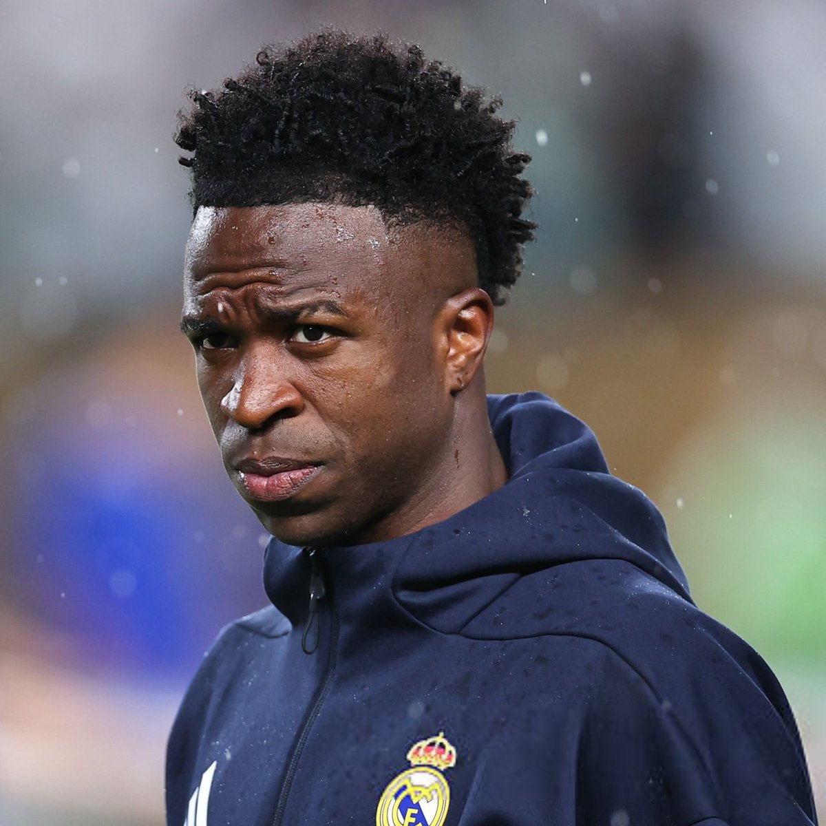 RealMadridXtra's tweet photo. 🚨💣 𝐁𝐑𝐄𝐀𝐊𝐈𝐍𝐆: Real Madrid have submitted a NEW CONTRACT renewal offer to Vinícius Jr and his camp.

The club are hopeful of reaching an agreement after months of negotiations and are aware of Arsenal's interest. Meanwhile, Arsenal are preparing a first OFFICIAL BID, with Vinícius Jr's camp already informed.

[@Plettigoal]