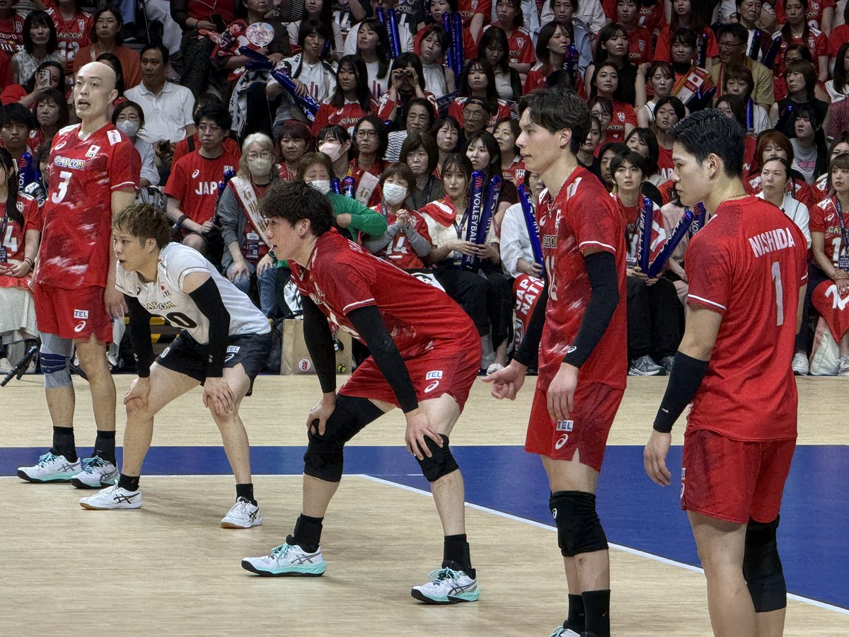 ibunyako's tweet photo. 全日本男子バレーVNL大阪ラウンド
対🇮🇹と🇨🇦戦赤ユニと黒ユニでした
府知事のコイントス良く見えたよ👀
予選12勝全勝❣️1位通過😆
今年こそメダル取るぞ‼️

#石川祐希 #西田有志 #全日本男子バレー https://t.co/TpIfLBBgK0