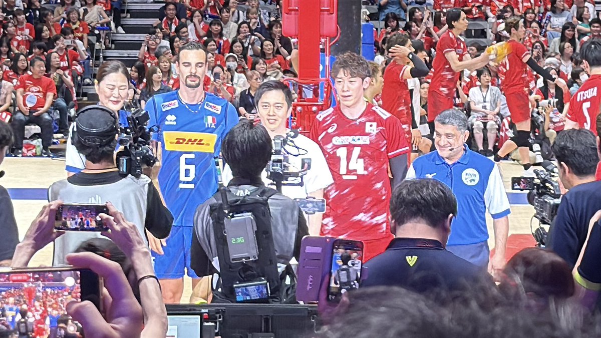 ibunyako's tweet photo. 全日本男子バレーVNL大阪ラウンド
対🇮🇹と🇨🇦戦赤ユニと黒ユニでした
府知事のコイントス良く見えたよ👀
予選12勝全勝❣️1位通過😆
今年こそメダル取るぞ‼️

#石川祐希 #西田有志 #全日本男子バレー https://t.co/TpIfLBBgK0