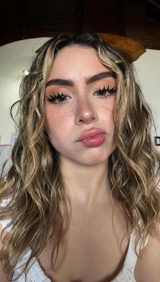 lex7707a's tweet photo. Qué carita de puta  y qué ricas tetotas 😍🤤 https://t.co/rqw6zCuMr7