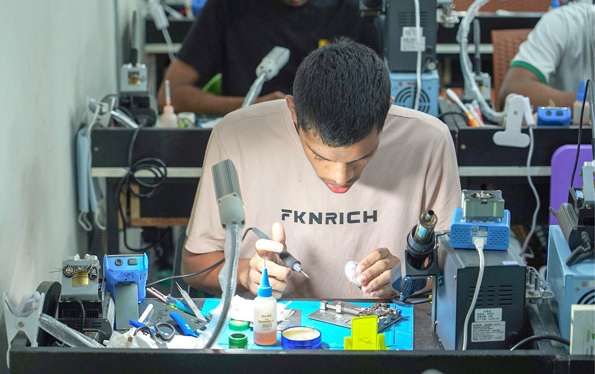 assunnahskill's tweet photo. A tiny mistake can lead to major damage to this expensive mobile component. That's why every connection is handled with complete focus, ensuring maximum precision every step of the way. https://t.co/ePkRSGNxIR