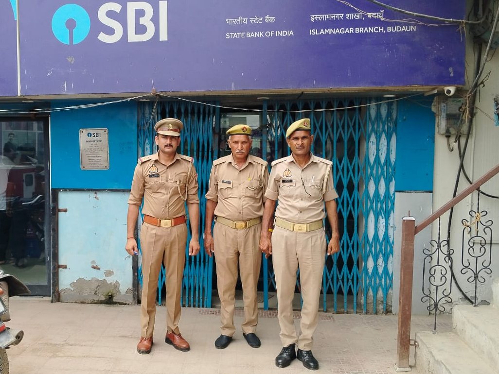 budaunpolice's tweet photo. SSP_BDN के निर्देशन में अपराध/अपराधियों पर नियंत्रण के दृष्टिगत #थाना_इस्लामनगर पुलिस द्वारा #बैंक_चेकिंग अभियान चलाकर बैंक/एटीएम तथा आस-पास संदिग्ध व्यक्ति/वाहनों की चेकिंग की गई, बैंक सुरक्षा ड्यूटी पर लगे सुरक्षाकर्मियों को आवश्यक दिशा-निर्देश दिये। https://t.co/bEqKyI6ygB