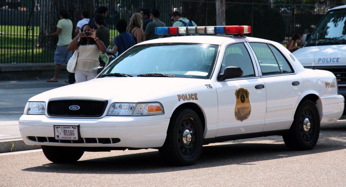 H_K_MonK's tweet photo. Juice=Juiceの『BLOODY BULLET』 MVでゆめりあいを追っていたパトカーの車種

Ford Crown Victoria Police Interceptor (P71)

やっぱりカーチェイスといえばアメリカ西部…？ https://t.co/iqeagVm8Ry