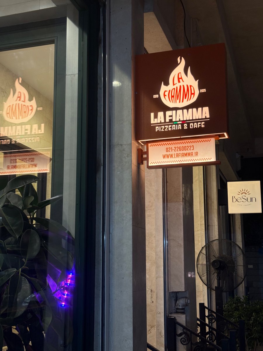 blobietree's tweet photo. آقا بس کنید، من دیشب خوشمزه ترین پیتزای زندگیم رو خوردم. حیف که وقتی اولین گاز رو زدم دنیارو دیدم و فهمیدم باید عکس بگیرم. بهترین طعم پیتزایی بود که تاحالا خوردم. چطور این رستوران رو تاحالا جایی نشنیدم یا تبلیغشو ندیدم؟؟؟ اسم پیتزاشم تکینو اسپشال یه همچین چیزی بود وای🫠 https://t.co/VRM4FhwrlE