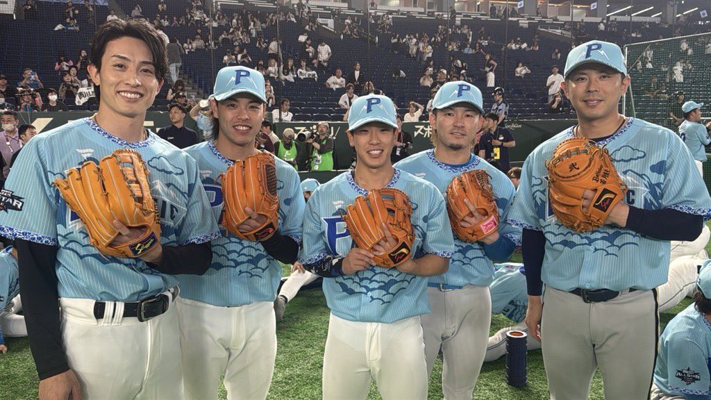 chibalotte_pr's tweet photo. 同じメーカーのグラブを手に1枚。
#chibalotte #広報 #sbhawks #seibulions #lovefighters #Bs2026 
#周東佑京 #小川龍成 #滝澤夏央 #水野達稀 #若月健矢 https://t.co/9OtSnaYt9J