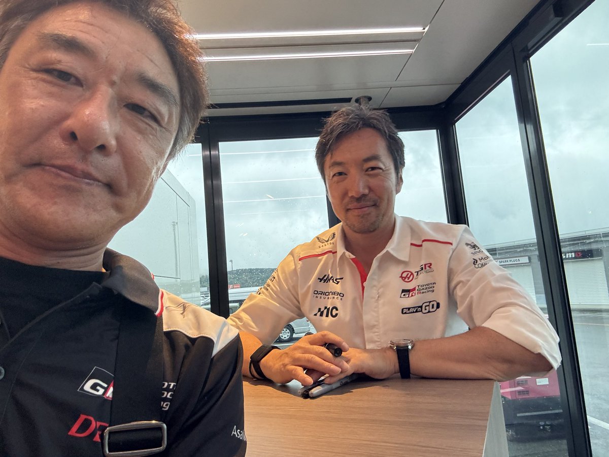 satonavy's tweet photo. 中嶋さんと小松代表にサインいただきました。
書きにくくてすいません😅

#haasf1 https://t.co/a5Lw9Uf57z