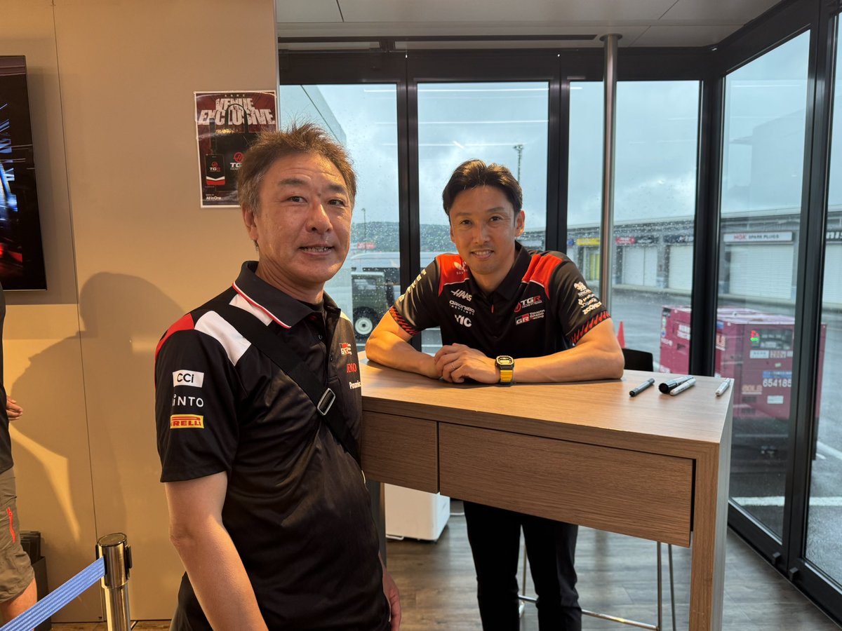 satonavy's tweet photo. 中嶋さんと小松代表にサインいただきました。
書きにくくてすいません😅

#haasf1 https://t.co/a5Lw9Uf57z