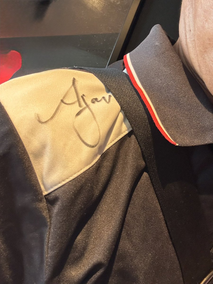 satonavy's tweet photo. 中嶋さんと小松代表にサインいただきました。
書きにくくてすいません😅

#haasf1 https://t.co/a5Lw9Uf57z