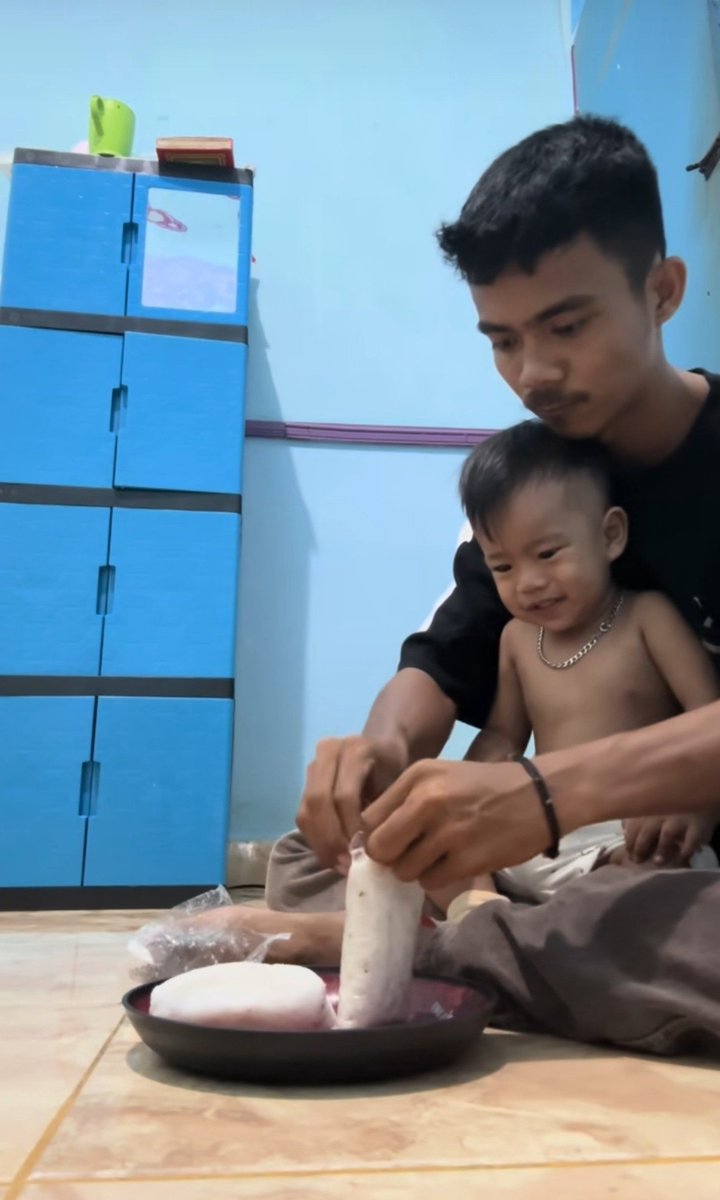 sehyrui's tweet photo. posisi ayahnya pulang ngojol, cuma bawa lontong... dia lagi tidur di depan pintu 😭💔

dia cuma makan lontong tanpa apapun tetep seneng... 😭💔 yaallah... https://t.co/IuA8y5zciz
