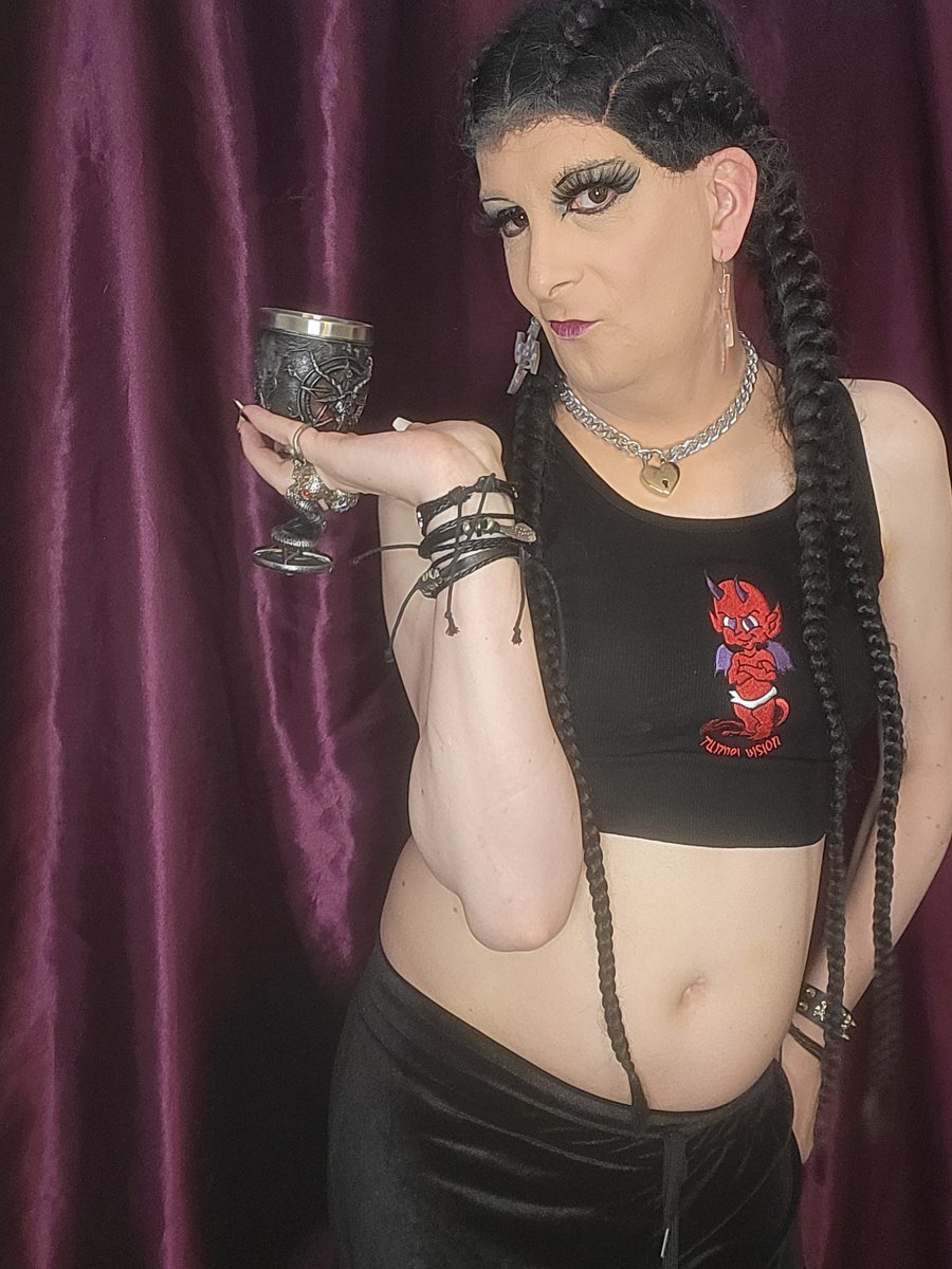 NikkiTGirlDonc's tweet photo. Drink time. What would I  have in a goblet like this? A fine red? A cheeky white? The blood of a virgin? https://t.co/BUJMPsHtpz