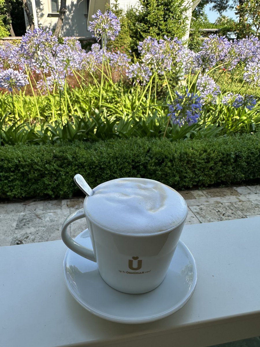 onderkayaistan1's tweet photo. Kandilli bir zamanlar İstanbul’un varlıklı Levanten ailelerinin özellikle yaz mevsimini geçirdikleri semt konumundaydı. Kapitülasyonların vermiş olduğu ayrıcalıkların da etkisiyle bu aileler finans, ulaşım, tütün işletmeciliği gibi alanlara yaptıkları yatırımlarla kısa sürede önemli paralar kazanmışlardı. Bu ailelerden biri olan Glavany ailesinin Kandilli sırtlarında inşa ettiği köşk şimdilerde nevmekan Kandilli adıyla hizmet veriyor. Sabah kahvemi burada içtim. 118 lira