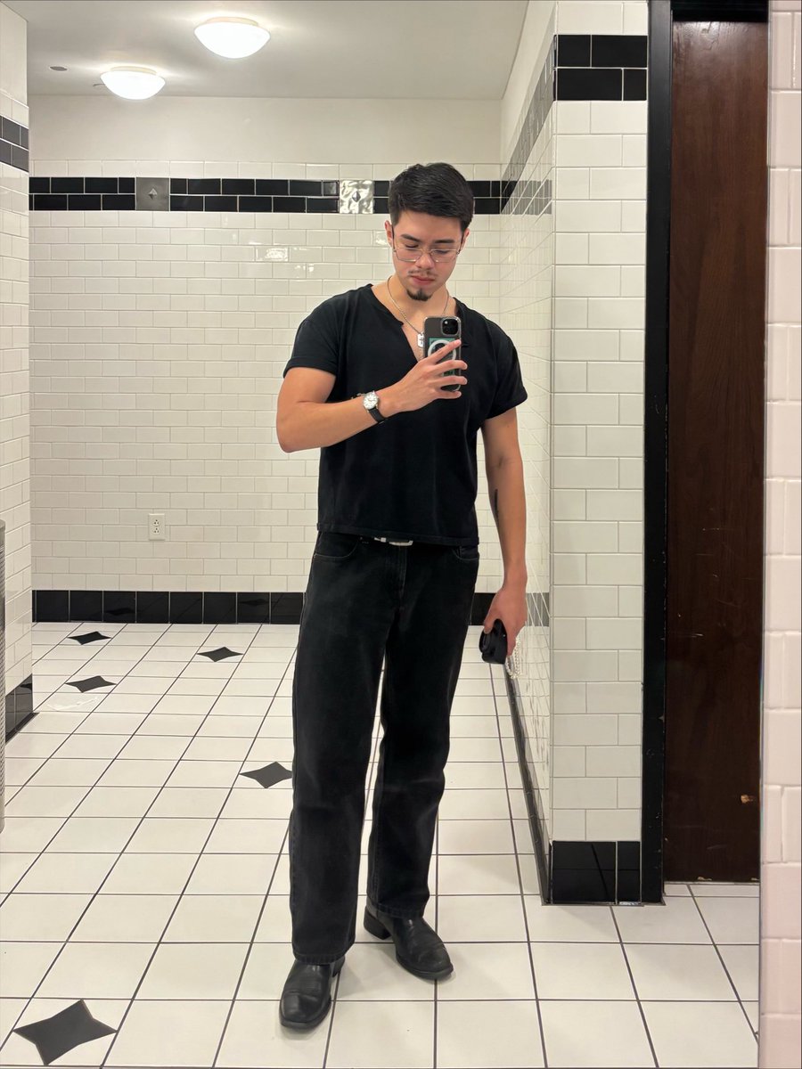 virgxpapi's tweet photo. saw not for radio yesterday w bf <3 https://t.co/Lfo3dumWkn