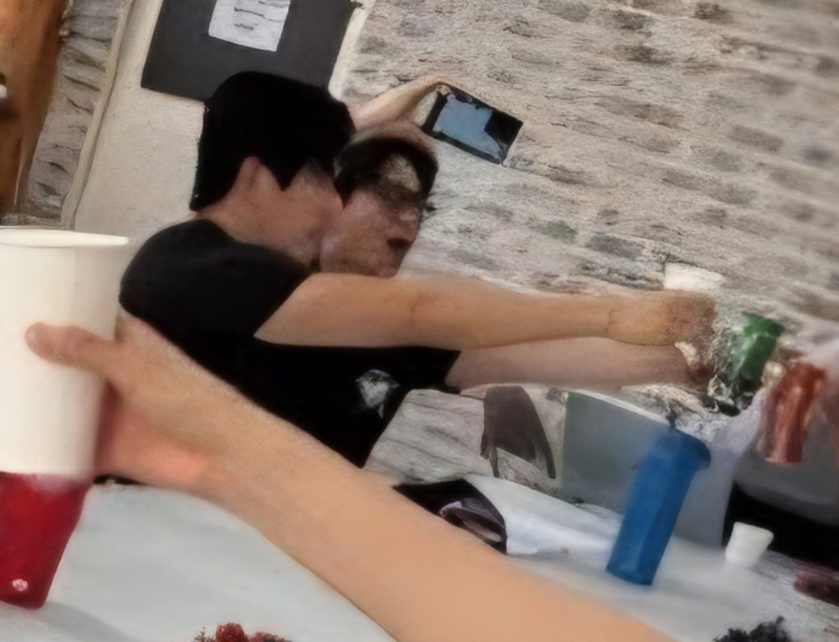 hovely328's tweet photo. 270728 지수님 인스타 #이호원 

기적같이 만나게 된 우리는. '안전'이란 슬로건 하에 서로 존중하고 사랑하며 의지하며 신뢰하며 응원하며 자극받고 가끔 조롱도하며 즐거운 시간을 함께 했어요. 너무너무 잘하는데 너무너무너무 열심히 하는 배우들 덕분에 초등학교로 돌아간 기분이었어요 좋아하는 사람들이 연습실에| 있어서 연습실에| 더 빨리 가서 더 오래 있고 싶었거든요. 매일이 기대되고 설렛던 나날들이었어요. 이렇게 연습만 하고 살 수 있어도 평생 행복하겠다 여겨질 만큼요. 한 여름밤의 꿈 속에 살았습니다

호원이 얼마나 재밌고 행복했을까,,글만 봐도 너무 재밌는데ㅎㅎㅎ따뜻한 지수님 글도 따스해서 안 가지고 올 수가 없었다🥹
#키키의경계성인격장애다이어리
