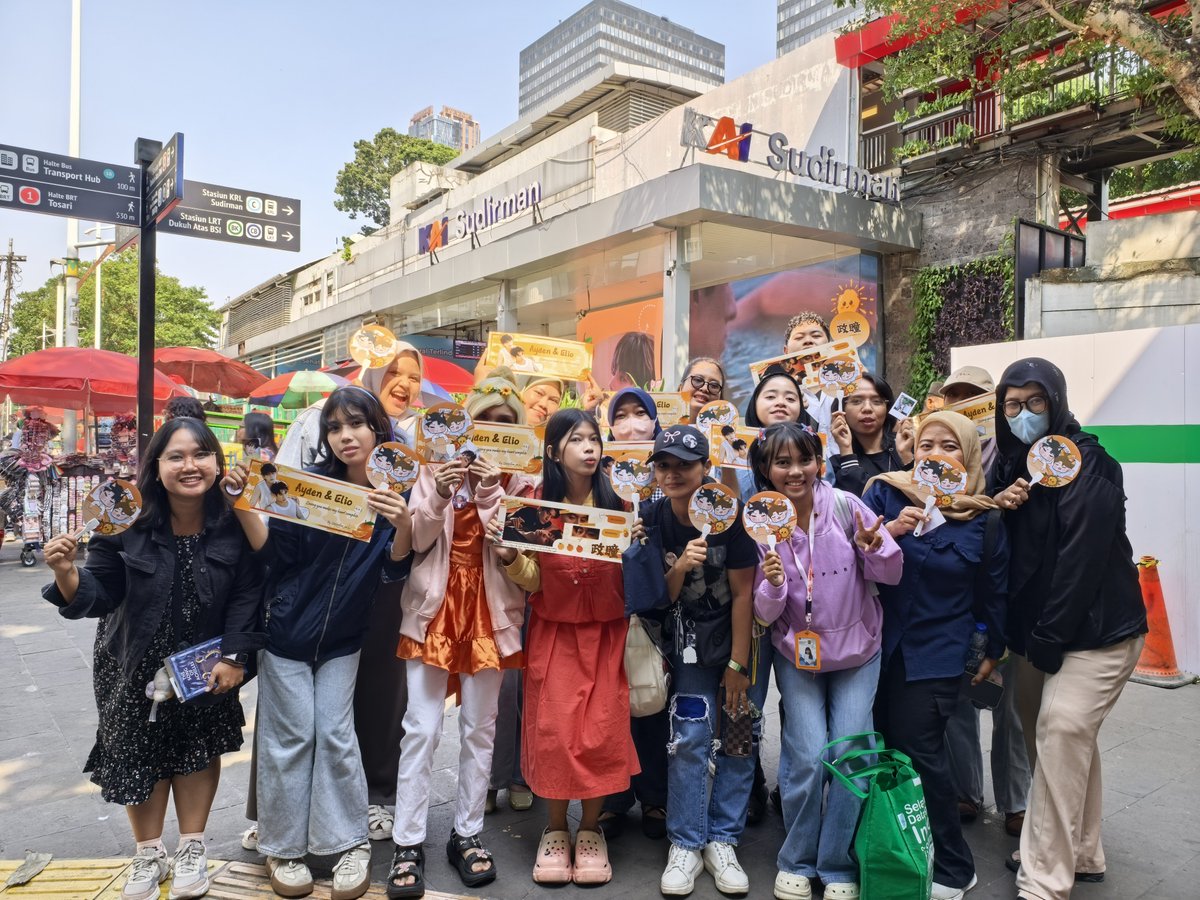littlepillow_id's tweet photo. Terima kasih banyak untuk semua yang sudah meluangkan waktu dan hadir di proyek LED pertama Aylio di Jakarta!💛🧡

​Senang dan bangga sekali melihat antusiasme kalian yang luar biasa. Setiap senyuman, foto, dan dukungan yang kalian bagikan di sana benar-benar menghidupkan momen spesial ini.Proyek ini tidak akan berjalan seindah ini tanpa kehadiran dan cinta dari kalian semua.
​Semoga momen kecil ini bisa jadi kenangan manis buat kita bersama dalam terus mendampingi perjalanan Aylio. 

Sampai jumpa di proyek-proyek seru berikutnya! ✨

#aylio #政瞳 #aydensng #lyusitong #sunzheng #elio #littlepillowindonesia