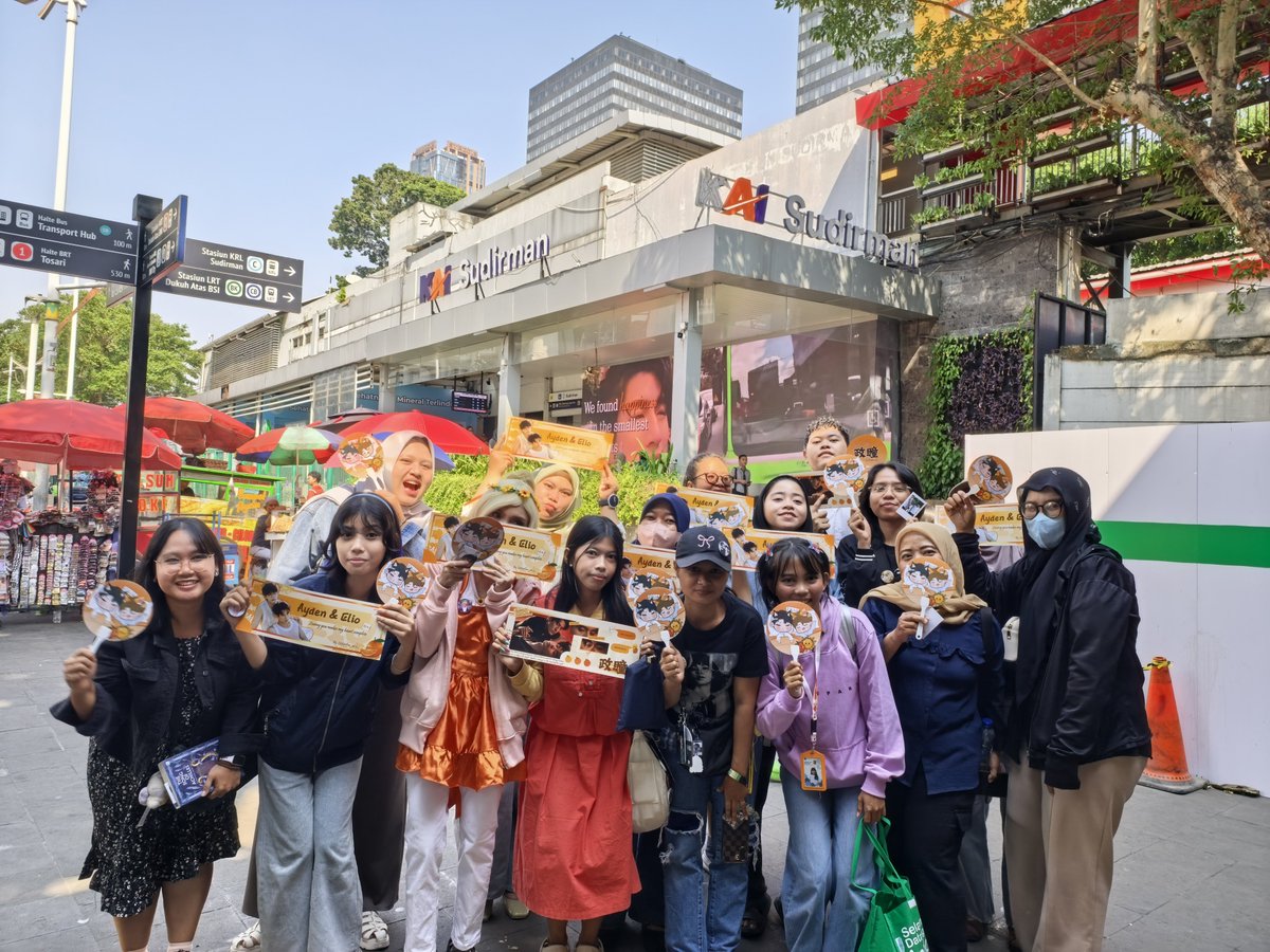 littlepillow_id's tweet photo. Terima kasih banyak untuk semua yang sudah meluangkan waktu dan hadir di proyek LED pertama Aylio di Jakarta!💛🧡

​Senang dan bangga sekali melihat antusiasme kalian yang luar biasa. Setiap senyuman, foto, dan dukungan yang kalian bagikan di sana benar-benar menghidupkan momen spesial ini.Proyek ini tidak akan berjalan seindah ini tanpa kehadiran dan cinta dari kalian semua.
​Semoga momen kecil ini bisa jadi kenangan manis buat kita bersama dalam terus mendampingi perjalanan Aylio. 

Sampai jumpa di proyek-proyek seru berikutnya! ✨

#aylio #政瞳 #aydensng #lyusitong #sunzheng #elio #littlepillowindonesia