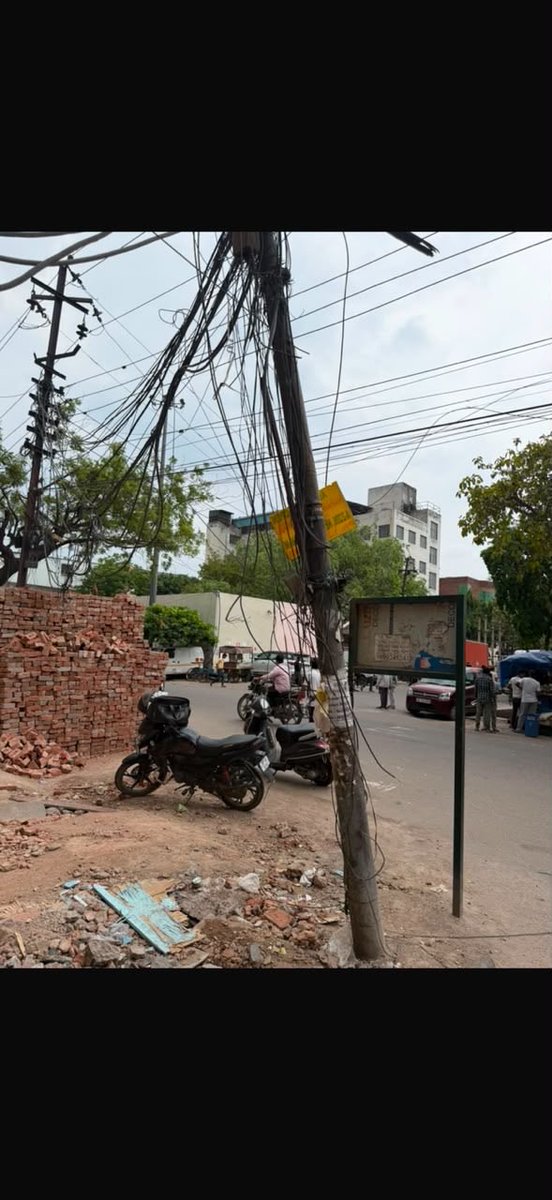 om_jhaa's tweet photo. @noida_authority @UPPCLLKO @PVVNLHQ

Location: Jhundpura, Sector-11, Noida (Near Dharam Villa Guest House)

इस स्थान पर बिजली का खंभा काफी समय से झुका हुआ है और कई तार/केबल अव्यवस्थित तरीके से लटक रहे हैं। यह स्थिति लोगों की सुरक्षा के लिए गंभीर खतरा बन सकती है।

फोटो संलग्न है। https://t.co/aKo2TSF8B6