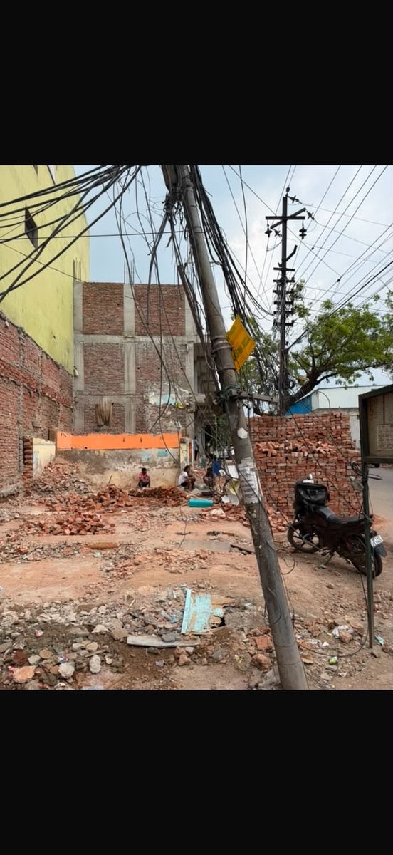 om_jhaa's tweet photo. @noida_authority @UPPCLLKO @PVVNLHQ

Location: Jhundpura, Sector-11, Noida (Near Dharam Villa Guest House)

इस स्थान पर बिजली का खंभा काफी समय से झुका हुआ है और कई तार/केबल अव्यवस्थित तरीके से लटक रहे हैं। यह स्थिति लोगों की सुरक्षा के लिए गंभीर खतरा बन सकती है।

फोटो संलग्न है। https://t.co/aKo2TSF8B6