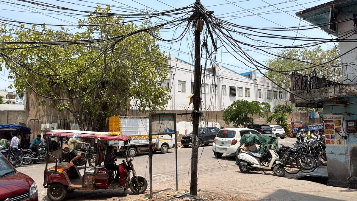 om_jhaa's tweet photo. @noida_authority @UPPCLLKO @PVVNLHQ

Location: Jhundpura, Sector-11, Noida (Near Dharam Villa Guest House)

इस स्थान पर बिजली का खंभा काफी समय से झुका हुआ है और कई तार/केबल अव्यवस्थित तरीके से लटक रहे हैं। यह स्थिति लोगों की सुरक्षा के लिए गंभीर खतरा बन सकती है।

फोटो संलग्न है। https://t.co/aKo2TSF8B6