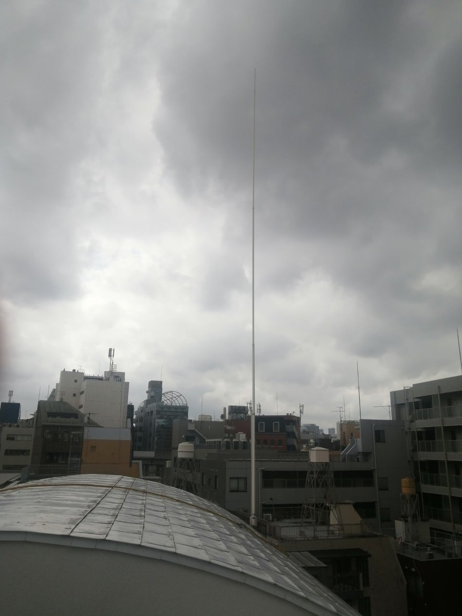 Jf1Xcv's tweet photo. 7-10MHzの1/4λバーチカルを撤去して、14/18/21MHzのOCF垂直ダイポールを設置することにしました。
ひさしの上にSPFで作った足場がありますが、無塗装なので紫外線焼けしています。ちょっと不安なので、足場を作らないと。 https://t.co/kp0acLqxqJ