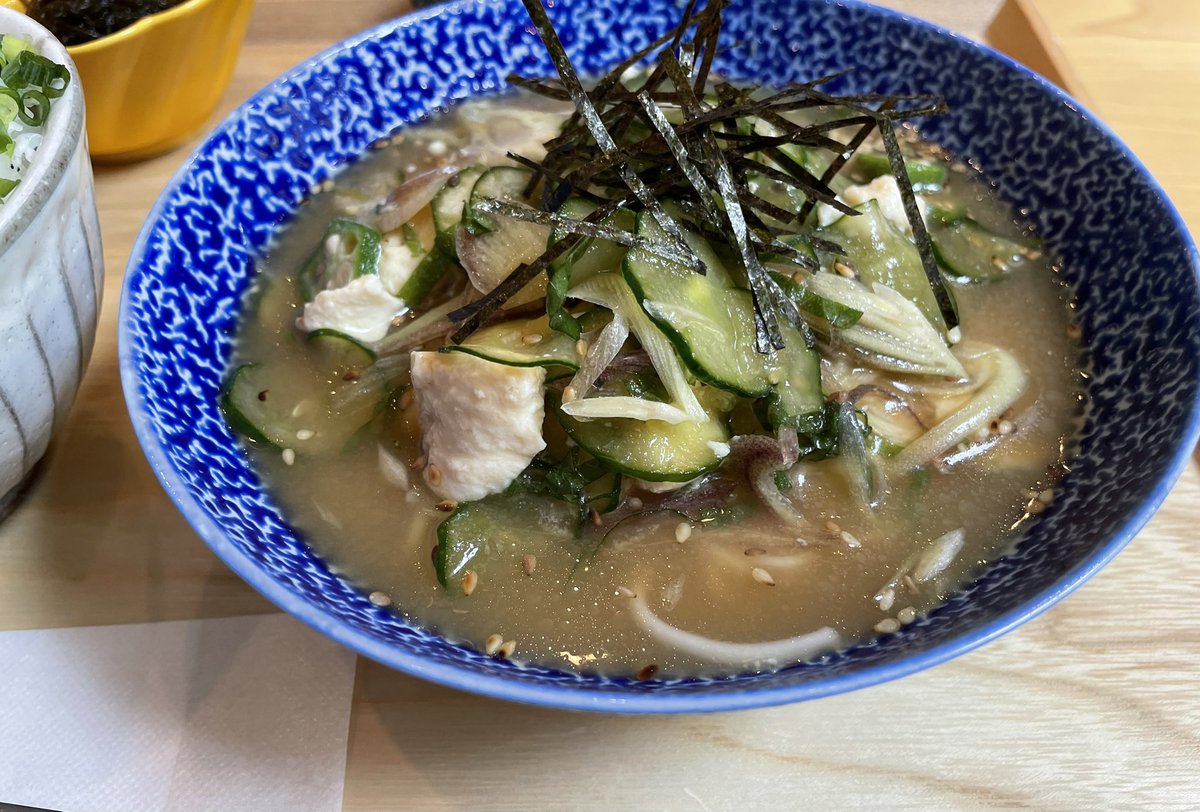 inupopop's tweet photo. 熱田区大宝　ミクニヤ　
冷や汁にはそうめんが入ってる
ほんとに毎週よく考える
小鉢もよかった、おいしかった！ https://t.co/McCHoyXOFV