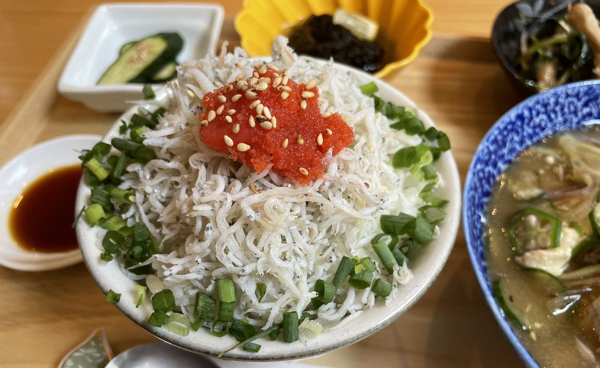 inupopop's tweet photo. 熱田区大宝　ミクニヤ　
冷や汁にはそうめんが入ってる
ほんとに毎週よく考える
小鉢もよかった、おいしかった！ https://t.co/McCHoyXOFV