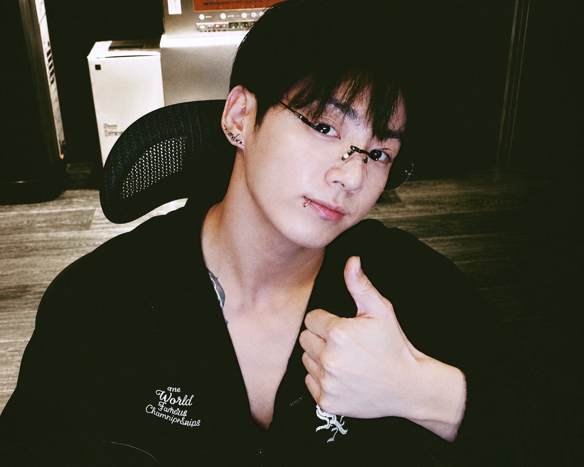 kvstrawcigs's tweet photo. [HD] 280726 JUNGKOOK WEVERSE LIVE 🖤

— A THREAD — https://t.co/XtyTz7Fz1p