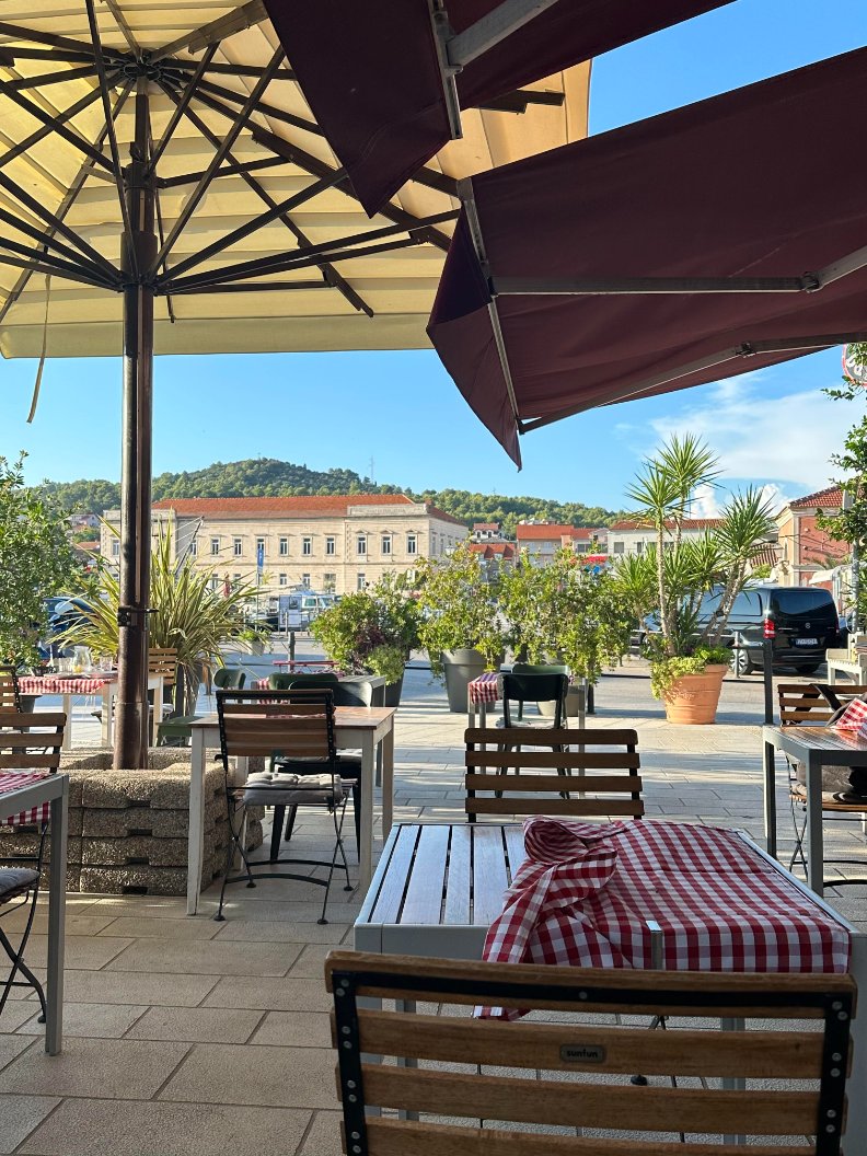 SilentHaltca0's tweet photo. Wandering through a European market, fresh fruit and veg everywhere, that sweet smell in the air. Grabbed creamy pasta and sat outside, sun shining down. Feels like a slow Southern European afternoon, good food, good weather, nothing to rush 🍅🍝 https://t.co/Ce6COHyp9K