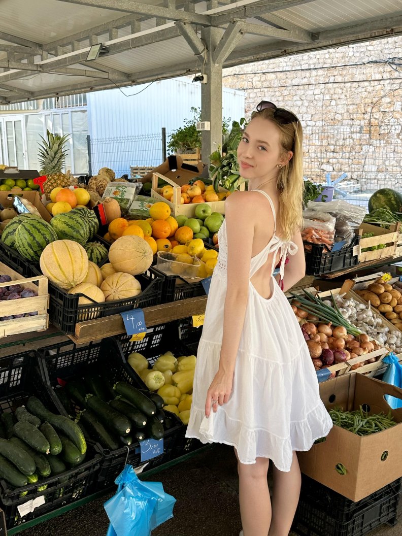 SilentHaltca0's tweet photo. Wandering through a European market, fresh fruit and veg everywhere, that sweet smell in the air. Grabbed creamy pasta and sat outside, sun shining down. Feels like a slow Southern European afternoon, good food, good weather, nothing to rush 🍅🍝 https://t.co/Ce6COHyp9K