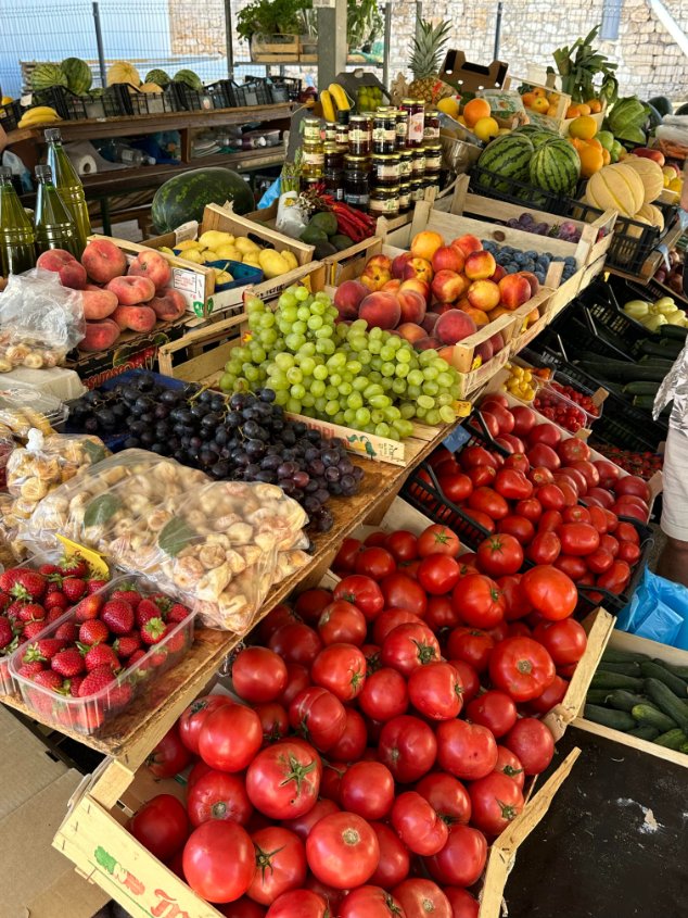 SilentHaltca0's tweet photo. Wandering through a European market, fresh fruit and veg everywhere, that sweet smell in the air. Grabbed creamy pasta and sat outside, sun shining down. Feels like a slow Southern European afternoon, good food, good weather, nothing to rush 🍅🍝 https://t.co/Ce6COHyp9K