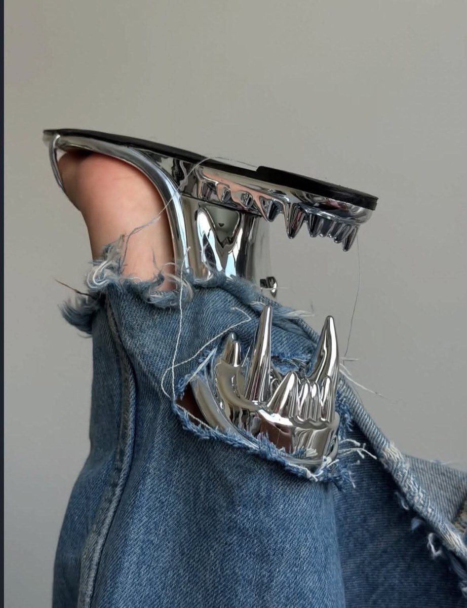 onetruelave's tweet photo. monster teeth heels https://t.co/8dJ3ppsx9i