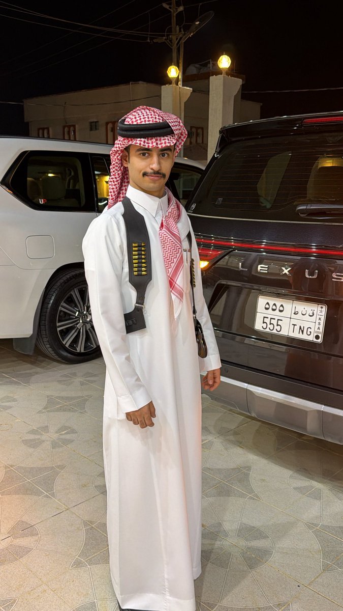 tl6l0's tweet photo. قالت من أنت ؟ 
وقلت « مجموعة إنسان »

من كل ضد و ضد — تلقين فيني

فيني نهار وليل وأفراح و أحزان
أضحك ودمعي حاير وسط عيني

وفيني بداية وقت ونهاية أزمان
أشتاق باكر وأعطي أمسي حنيني

وأسقي قلوب الناس عشقٍ وظميان
وأهدي حيارى الدرب وأحتار ويني ؟ https://t.co/htQcbj9bYR