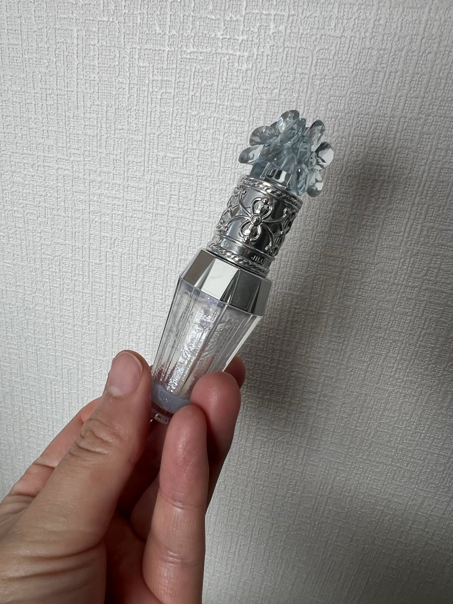ShuCosme's tweet photo. 質感で顔にぴたっとするので貼りやすかった。
アレンシアもう一個発見したけど、日焼け止めだけの日はこれ使うだけで良い感じだから好き。
ジルのプランパー！一番下までは頑張れなかった、届かない😭ピリピリしすぎなくて良きー！そしてビジュがかわいいね！！
#使い切りスキンケア https://t.co/Ipl2O5sa2W