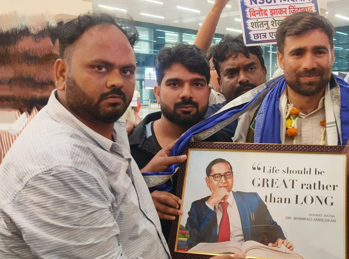 Amarazaddaaa's tweet photo. नेशनल स्टूडेंट यूनियन ऑफ़ इंडिया National Students' Union of India (नेशनल स्टूडेंट्स यूनियन ऑफ इंडिया) के राष्ट्रीय अध्यक्ष श्री Vinod Jakhar जी का बिहार की राजधानी पटना आने पर एयरपोर्ट पटना पर संविधान निर्माता बाबा साहब की तैल चित्र देकर सम्मानित करतें हुए
@nsui @Allavaru https://t.co/xjQ2FM9xyA