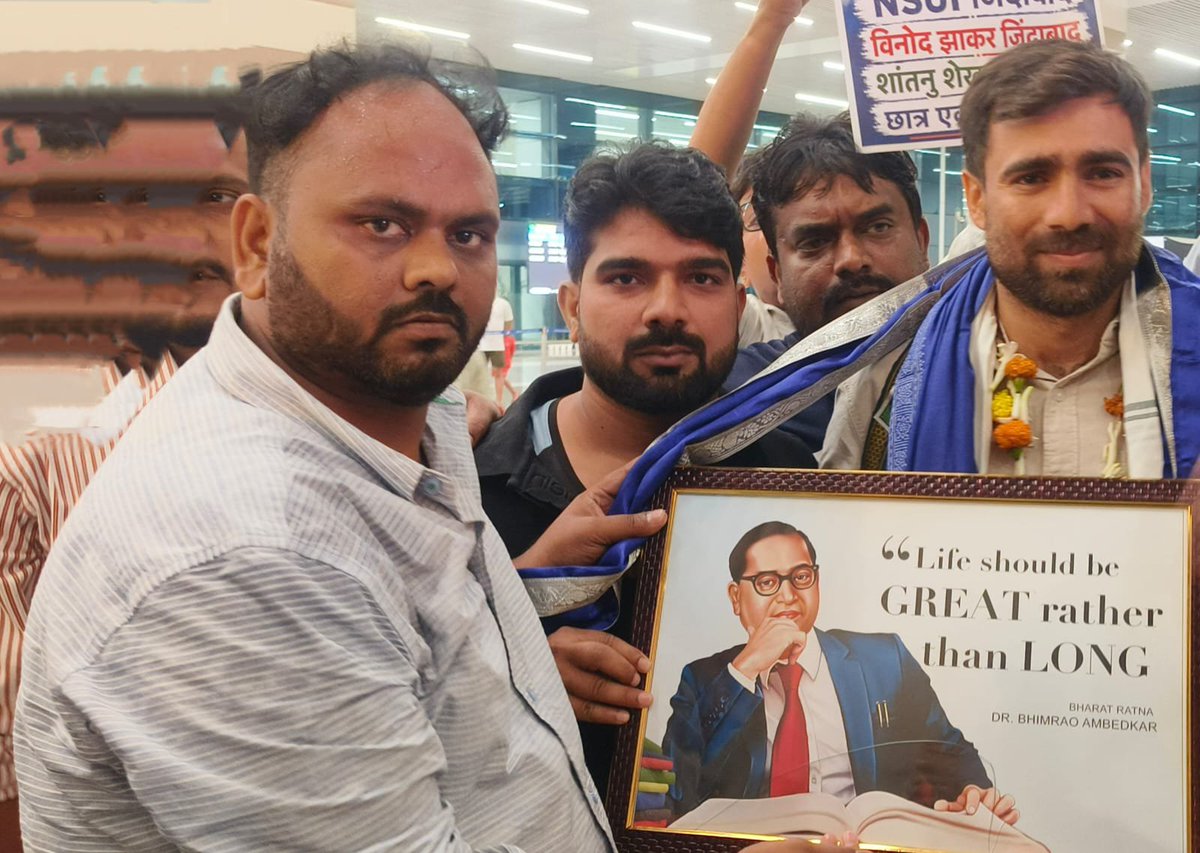 Amarazaddaaa's tweet photo. नेशनल स्टूडेंट यूनियन ऑफ़ इंडिया National Students' Union of India (नेशनल स्टूडेंट्स यूनियन ऑफ इंडिया) के राष्ट्रीय अध्यक्ष श्री Vinod Jakhar जी का बिहार की राजधानी पटना आने पर एयरपोर्ट पटना पर संविधान निर्माता बाबा साहब की तैल चित्र देकर सम्मानित करतें हुए
@nsui @Allavaru https://t.co/xjQ2FM9xyA