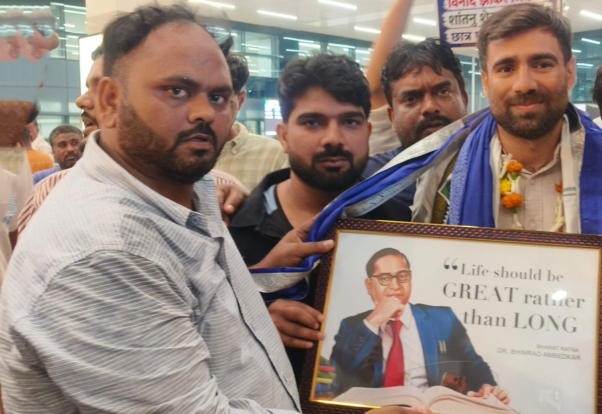 Amarazaddaaa's tweet photo. नेशनल स्टूडेंट यूनियन ऑफ़ इंडिया National Students' Union of India (नेशनल स्टूडेंट्स यूनियन ऑफ इंडिया) के राष्ट्रीय अध्यक्ष श्री Vinod Jakhar जी का बिहार की राजधानी पटना आने पर एयरपोर्ट पटना पर संविधान निर्माता बाबा साहब की तैल चित्र देकर सम्मानित करतें हुए
@nsui @Allavaru https://t.co/xjQ2FM9xyA