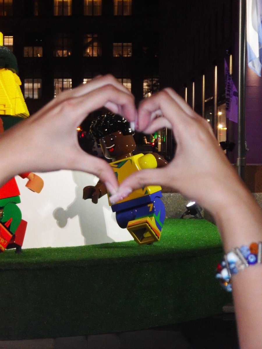 gonzicius's tweet photo. i forgot to post ab this BUT GUESS WHO GOT TO SEE THE HUGE LEGO VINI IRL 🥹 https://t.co/BCtoCAUWtN